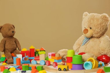 Masada renkli kişniş oyuncakları, ahşap, plastik ve peluş oyuncaklar