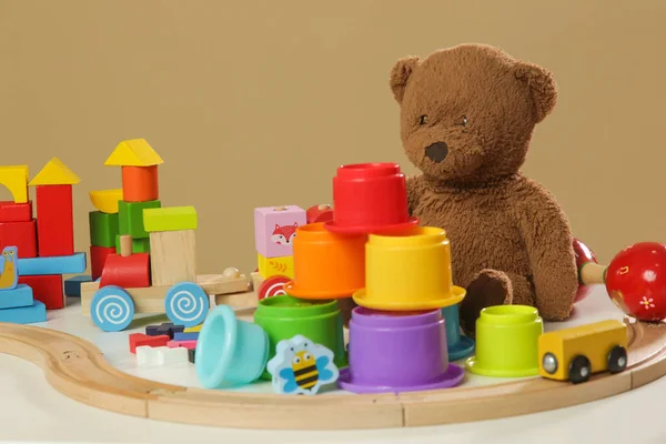 Brinquedos Criança Coloridos Mesa Brinquedos Madeira Plástico Pelúcia — Fotografia de Stock