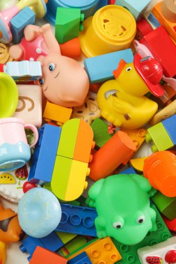 Çeşitli renkli çocuk oyuncakları yığını..