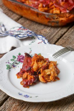 Ev yapımı doldurulmuş kırmızı biber ve fasulye. Geleneksel Makedon yemeği Tavche Gravche.