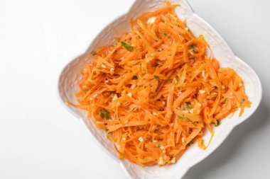 Bir kasede sade havuç salatası, maydanozlu ve sarımsaklı taze ve sağlıklı vejetaryen yemeği.