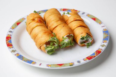 Krem peynirle doldurulmuş gevrek rulo.