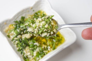 Klasik Akdeniz balığı sosu. Zeytinyağı, sarımsak ve maydanoz sosu..