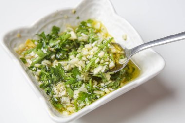 Klasik Akdeniz balığı sosu. Zeytinyağı, sarımsak ve maydanoz sosu..