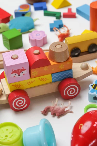 Kolorowy Drewniany Pociąg Klocków Ekologiczne Zrównoważone Zabawki — Zdjęcie stockowe
