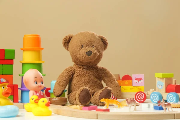 Pilha Vários Brinquedos Infantis Coloridos — Fotografia de Stock