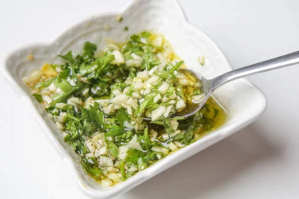 Klasik Akdeniz balığı sosu. Zeytinyağı, sarımsak ve maydanoz sosu..