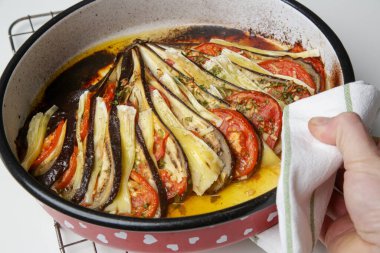 Yuvarlak tepside ev yapımı ratatouille yemeği.