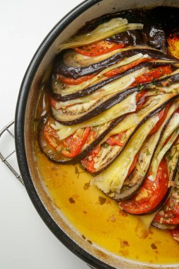 Yuvarlak tepside ev yapımı ratatouille yemeği.