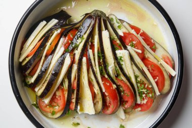 Pişirmeden önce ev yapımı ratatouille tabağı.