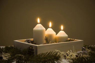Tahta kutu, Noel süsü. Ahşap kutuda mumlar olan basit ve küçük bir ev dekorasyonu..
