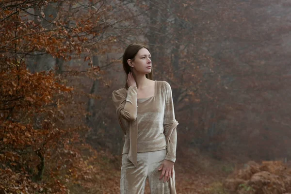 Portrait Extérieur Femme Avec Magnifique Paysage Forêt Automne — Photo