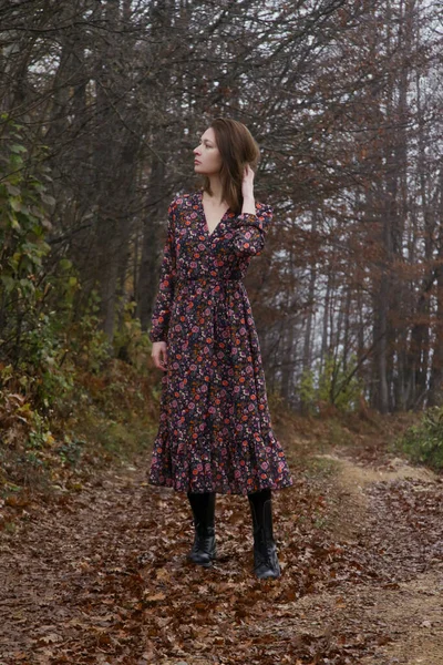 Открытый Портрет Женщины Коричневом Платье Время Туманного Осеннего Утра Сельской — стоковое фото