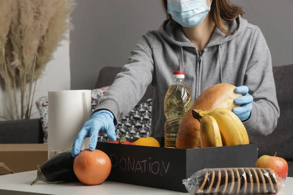 Femmes Bénévoles Emballant Une Boîte Dons Avec Des Aliments — Photo