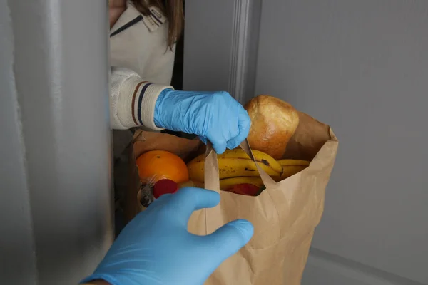 为有需要的人提供装有食物和其他必需食品的袋子的妇女志愿者 送货上门 在大肠癌大流行期间提供食物供应服务 — 图库照片
