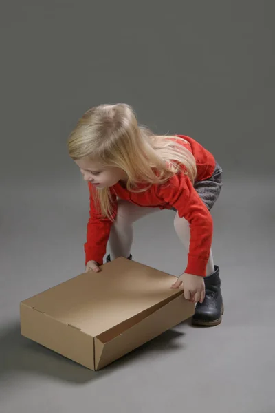 Estudio Retrato Adorable Niña Años Sosteniendo Caja Cartón Blanco —  Fotos de Stock