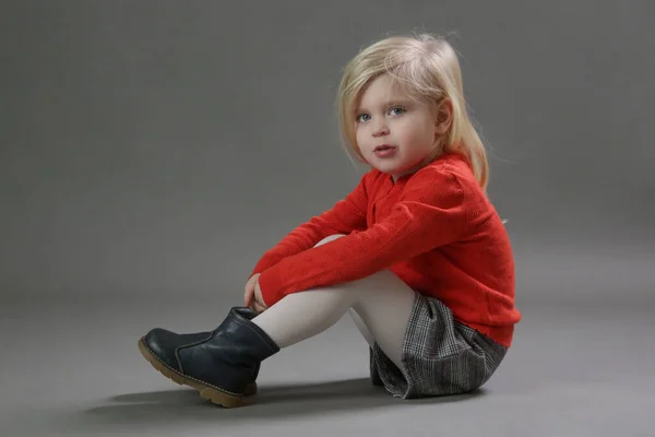 Modestudio Porträt Eines Entzückenden Jährigen Mädchens Rotem Butterweichem Pullover Und — Stockfoto