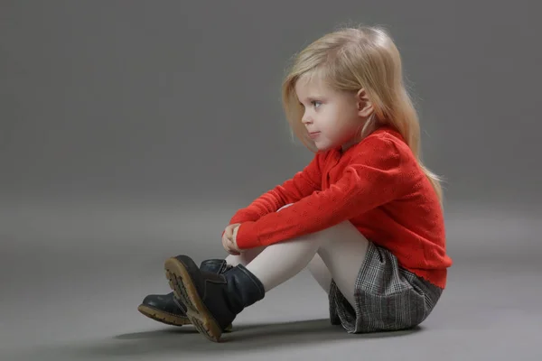 Retrato Estúdio Moda Adorável Menina Anos Idade Camisola Buttined Vermelho — Fotografia de Stock
