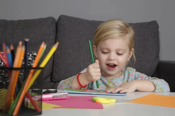 Schattig Jaar Oud Meisje Aan Tafel Met Kleurpotloden Papier — Stockfoto