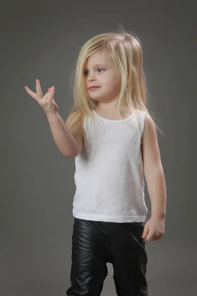 Moda Stüdyosu Portresi Yaşında Beyaz Gömlekli Siyah Pantolonlu Gri Arka — Stok fotoğraf