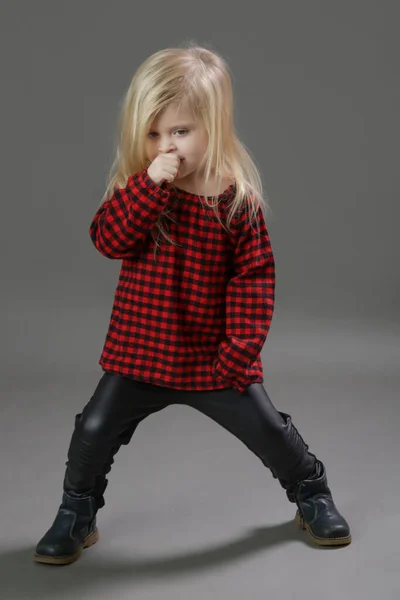 Estúdio Moda Retrato Adorável Anos Idade Menina Cantando Dançando — Fotografia de Stock