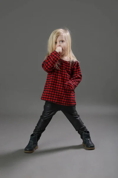Moda Stüdyosunun Sevimli Portresi Yaşındaki Kız Şarkı Söylüyor Dans Ediyor — Stok fotoğraf
