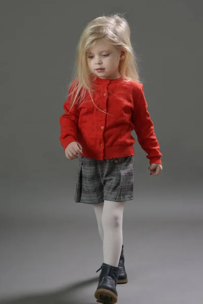 Retrato Estudio Moda Adorable Niña Años Suéter Rojo Abotinado Pantalones —  Fotos de Stock
