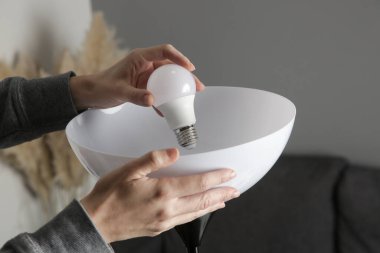 Evdeki ampulü değiştiriyorum. Basit ev işleri anayolu..