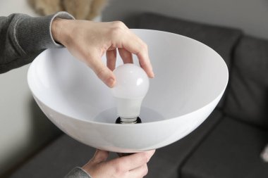 Evdeki ampulü değiştiriyorum. Basit ev işleri anayolu..