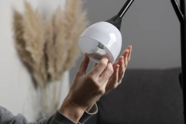 Evdeki ampulü değiştiriyorum. Basit ev işleri anayolu..