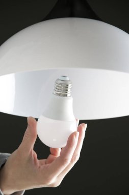 Evdeki ampulü değiştiriyorum. Basit ev işleri anayolu..