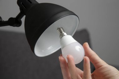 Evdeki ampulü değiştiriyorum. Basit ev işleri anayolu..