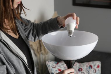 Evdeki ampulü değiştiriyorum. Basit ev işleri anayolu..