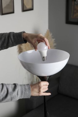 Evdeki ampulü değiştiriyorum. Basit ev işleri anayolu..