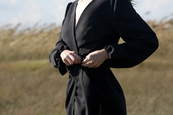 Outdoor Moda Portret Kaukaska Kobieta Czarny Zawinięty Długi Rękaw Sukienka — Zdjęcie stockowe