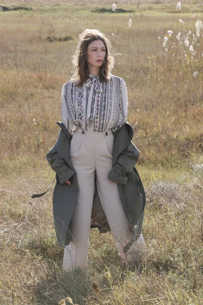 Ritratto Moda Outdoor Donna Caucasica Pantaloni Beige Gamba Larga Trench — Foto Stock