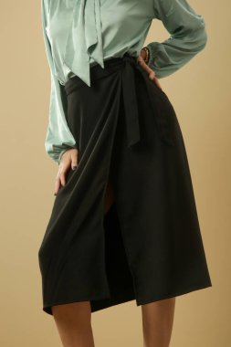 Tanımlanamayan bir modelde siyah bir çizgi midi etek.