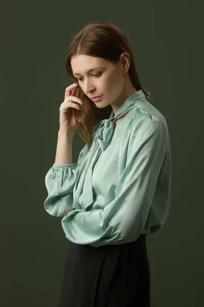 Nane Yeşili Ipek Saten Bluzlu Bir Kadının Moda Stüdyo Resmi — Stok fotoğraf