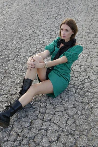 緑のドレスの女性のファッション屋外肖像画 — ストック写真