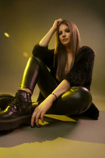 Modische Junge Frau Schwarzen Outfit Auf Grauem Hintergrund Studioaufnahme — Stockfoto