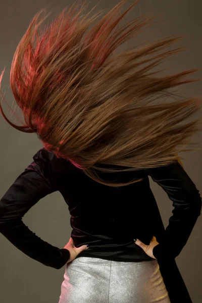 Şık Bir Genç Kadın Saçını Sallıyor Stüdyo Fotoğrafı — Stok fotoğraf