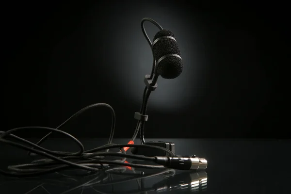 Mikrofon Czarnym Tle Gradientem — Zdjęcie stockowe
