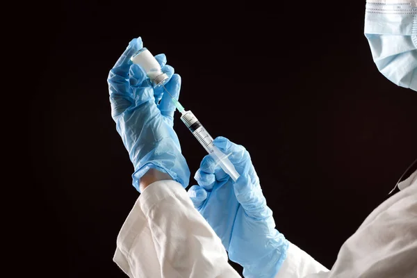 科学家或医务工作者持有科罗纳病毒疫苗瓶 疫苗接种 治疗科维德19型感染 保健和医疗概念 — 图库照片