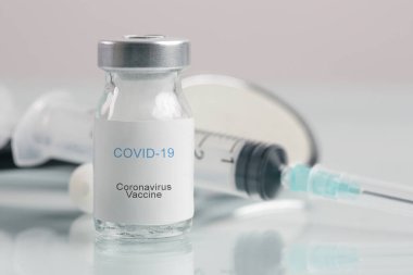 Corona Virüs aşı şişeleri. Covid 19 enfeksiyonunu tedavi etmek için aşı, aşı, tedavi. Sağlık ve Tıp Konsepti.