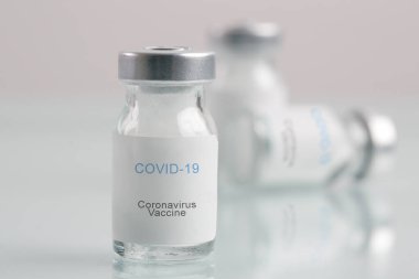 Corona Virüs aşı şişeleri. Covid 19 enfeksiyonunu tedavi etmek için aşı, aşı, tedavi. Sağlık ve Tıp Konsepti.