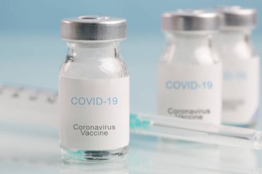 Corona Virüs aşı şişeleri. Covid 19 enfeksiyonunu tedavi etmek için aşı, aşı, tedavi. Sağlık ve Tıp Konsepti.
