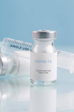 Corona Virüs aşı şişeleri. Covid 19 enfeksiyonunu tedavi etmek için aşı, aşı, tedavi. Sağlık ve Tıp Konsepti.