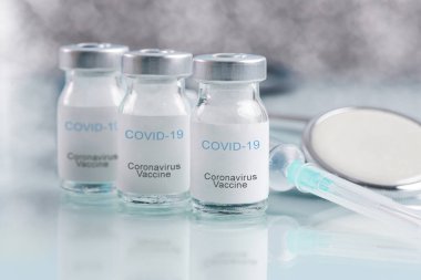 Corona Virüs aşı şişeleri. Covid 19 enfeksiyonunu tedavi etmek için aşı, aşı, tedavi. Sağlık ve Tıp Konsepti.
