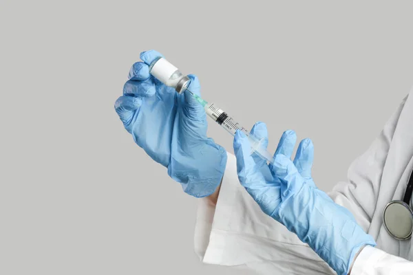 Naukowiec Lub Pracownik Medyczny Posiada Butelkę Szczepionki Przeciw Wirusowi Corona — Zdjęcie stockowe