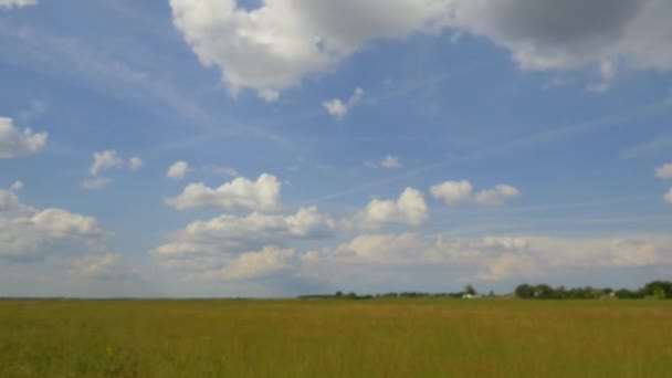Stop Beweging Video Van Witte Pluizige Wolken Bewegen Boven Uitgestrekte Stockvideo's
